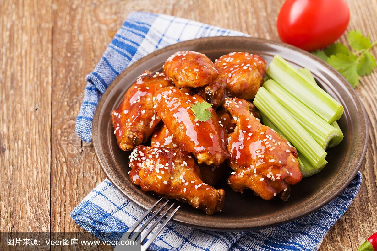 如何用蜂蜜为烧烤鸡翅增添风味