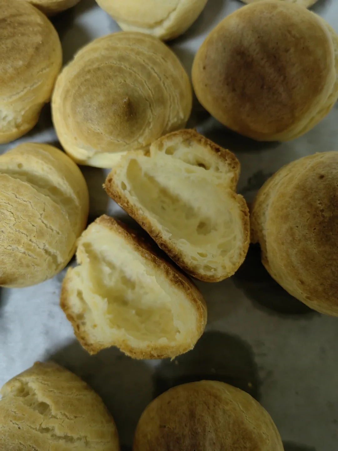 如何制作无乳制品的法式奶油泡芙卷
