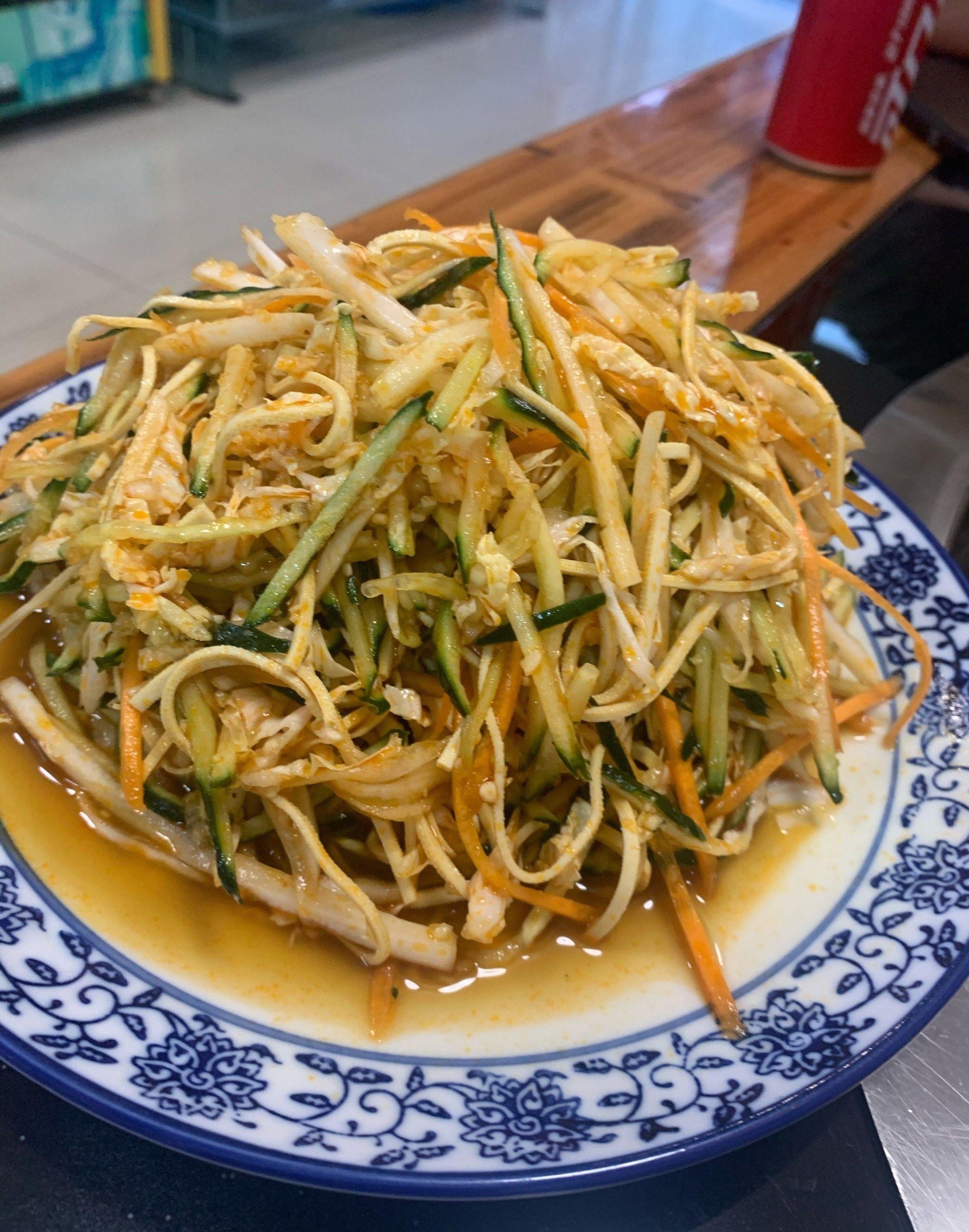 如何为玉米饼搭配节日主题的酱汁